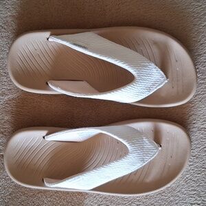 NEW (Never Worn) HEYDUDE Fit Flops (7) Style: Meg Panama